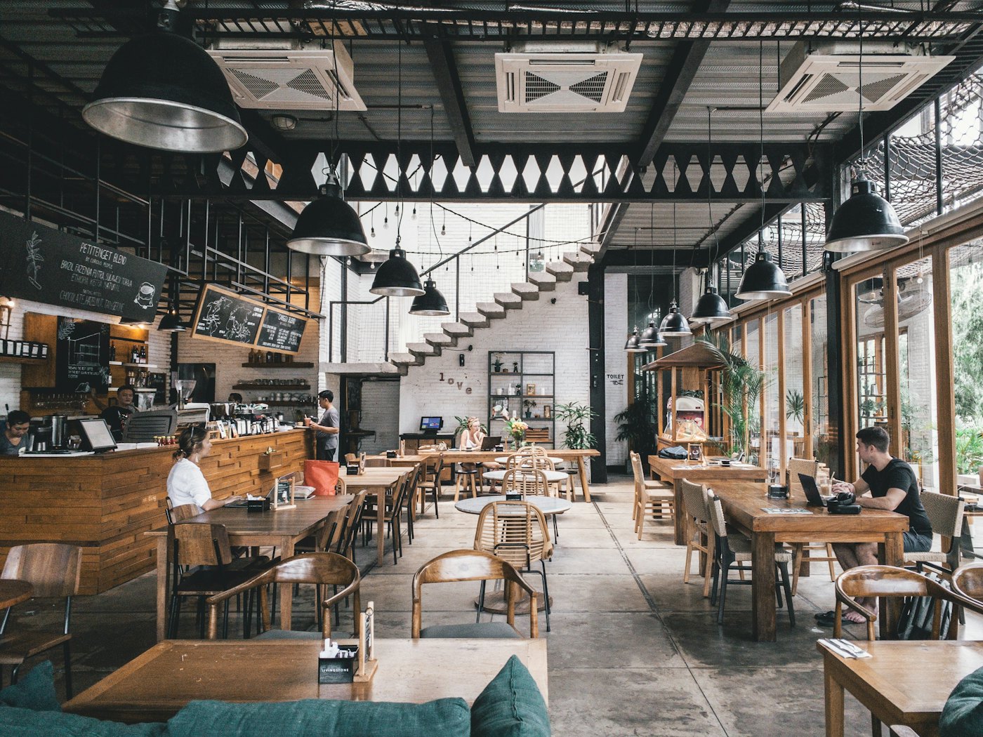 Ambiente de restaurante com pessoas jantando